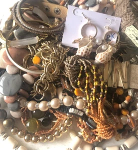 LOTE DE JOYAS Algunas Firmadas Surtidas Mezcla Usable Artesanal Semilla Cuentas Perlas Boho 1.13Oz - Imagen 1 de 9