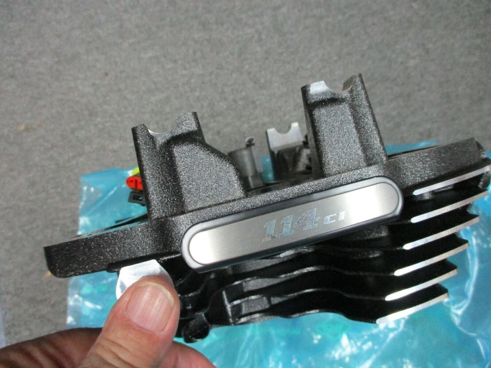 Harley Davidson OEM FLHXS/FLHTKS CVO culata delantera granito negro 16500509 Foto 1 de 4