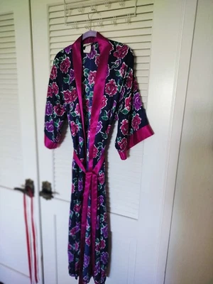 Albornoz para mujer L.A. Intimates floral azul marino magenta talla grande Foto 1 de 4
