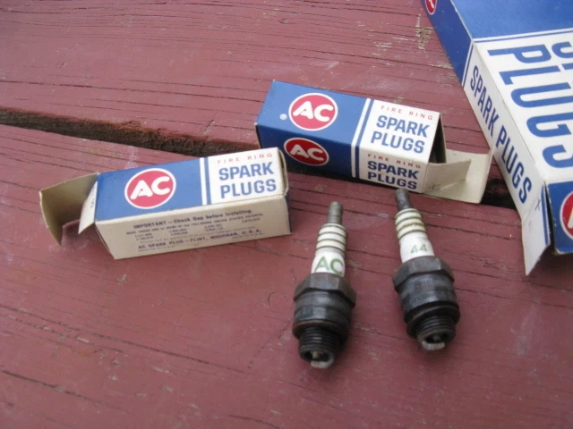 Новые из старых запасов свечи зажигания с огненным кольцом переменного тока для 1962 Chevrolet Corvette 327, в коробке GM - Изображение 1 из 1