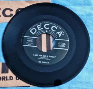 I MET HIM ON A SUNDAY, THE SHIRELLES, 1958 US DECCA, SOUL, GIRL GROUP, EX /  EX. - Picture 1 of 4