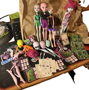 Custom Monster High Puppen Konvolut mit Teilen/Aufklebern/Kleidung/Ständer - Bild 1 von 8