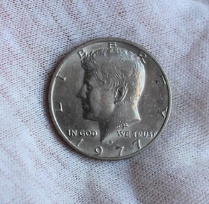 1977-D; USA Kennedy Half Dollar; 50 Cents; Circulated - Picture 1 of 2