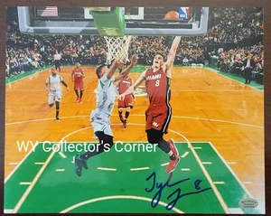 Fotos firmadas por Tyler Johnson del Miami Heat 8x10 (holograma de coleccionables de Hollywood) - Imagen 1 de 1