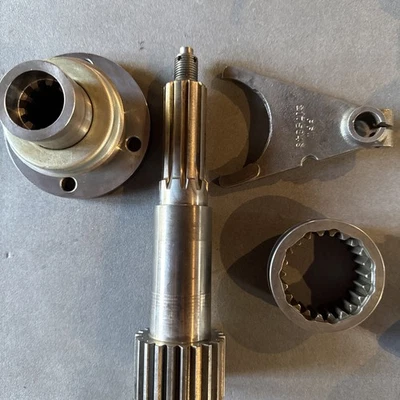 Eje de toma de fuerza central serie Land Rover, perro de embrague, horquilla y brida. Foto 1 de 3