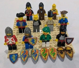 11 Vintage Minifigures Lego Knights, Pirates, & Accessories - Picture 1 of 5