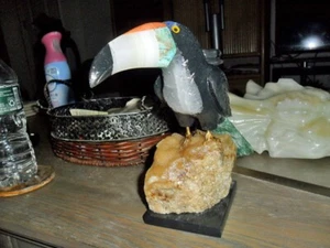Handmade Mineral Gemstone Toucan Bird Carving 7.75" Tall - Bild 1 von 12