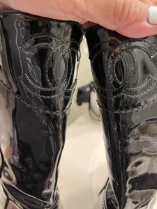 CHANEL RUNWAY HUGE CC LOGO GORGEOUS BLACK MIRRORED PAT-LEATHER BIKER BOOTS 35 - Picture 1 of 10