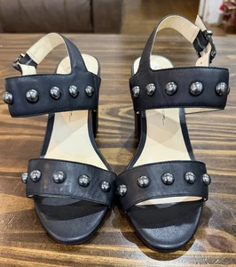 Sandalias Jessica Simpson Js-madrie de tacón ancho negras de cuero con tachuelas para mujer talla 7” - Imagen 1 de 13