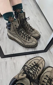 stivali da combattimento vintage Dr. Martens anni 90 scamosciati marroni grossi Made in England WMS 7,5 - Foto 1 di 11