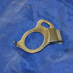 GUÍA DE HILO PARA CANTANTE 221 MÁQUINA DE COSER PESO PLUMA PIEZA ORIGINAL CANTANTE - Imagen 1 de 4