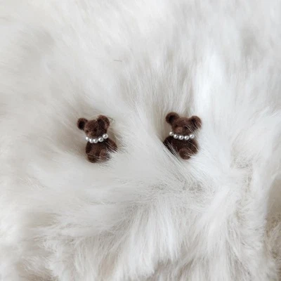 Aretes de piel sintética de oso de peluche marrón con detalles de perlas Foto 1 de 2