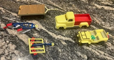 Plasticville Farm Implements 1302-59 missing tractor and stakes for trailer - Image 1 of 4