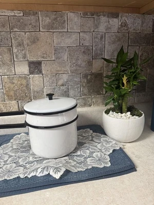 Conjunto de 2 panelas de esmalte branco tampas acabamento preto litro marcações cozinha - Imagem 1 de 4