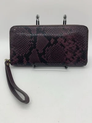 Cartera Muñequera de Cuero Fossil con Cremallera Alrededor Pitón Púrpura y Negra Foto 1 de 4