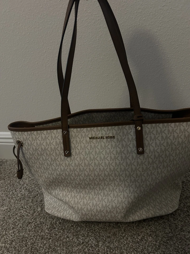 Bolso de Mano Michael Kors Signature Blanco y Tostado Foto 1 de 3