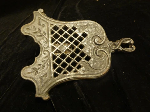 ORNATE VICTORIAN CAST IRON DECORATIVE GRATE MOUNTED TRIVET Cover