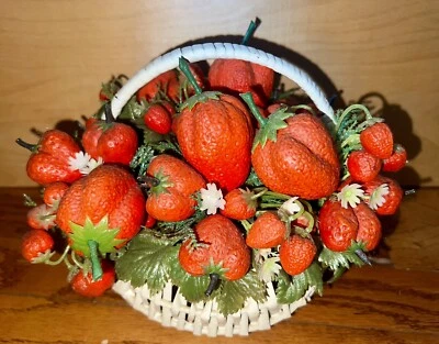 Arreglo floral fresa vintage en cesta Foto 1 de 2