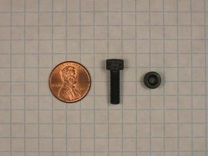 TORNILLO TAPA ZÓCALO #(10-32) X 5/8" ALEACIÓN ACERO, CABEZA ZÓCALO, ÓXIDO NEGRO Y ACEITE - Imagen 1 de 1