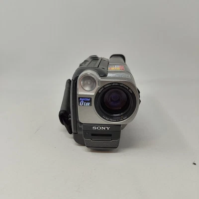 Sony Handycam CCD-TRV37 NTSC Vision Video Hi8 XR Camcorder w/ Carry Bag - Image 1 of 4