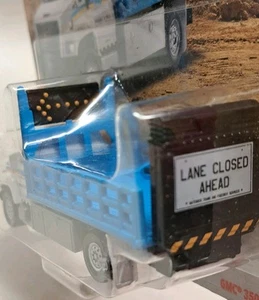 Camión de carretera Matchbox plataformas de trabajo "carril cerrado" - GMC 3500 camión atenuador - Imagen 1 de 13