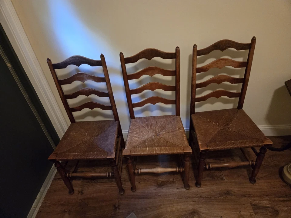 3 SILLAS ADHESIVAS CON RESPALDO DE ESCALERA HECHAS EN FAYETTEVILLE SIRACUSA EE. UU. Foto 1 de 4