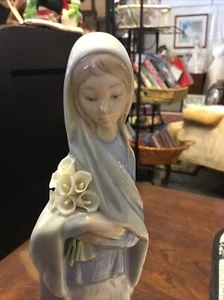 RETIRED: 1969 Lladro Porcelain Figurine Girl With Calla Lillies #4650 - Picture 1 of 3