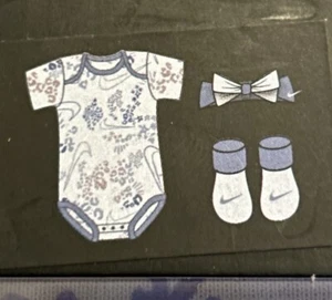 Conjunto de 3 piezas de body/cinta para la cabeza/botines Nike para niñas talla 0-6M. Nuevo en caja - Imagen 1 de 6