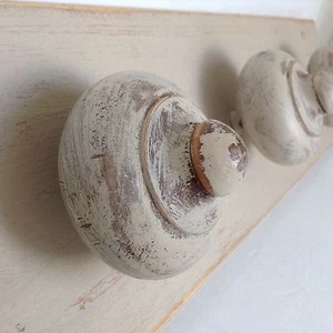 Perchero de pared de madera artesanal 21" 3 clavijas masilla color - Imagen 1 de 6
