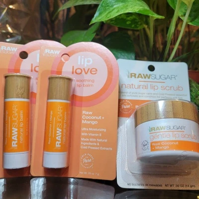 Подарочный набор из 3 бальзамов для губ с сырым сахаром и скрабом кокосовое манго отшелушивающий пилинг - Изображение 1 из 4