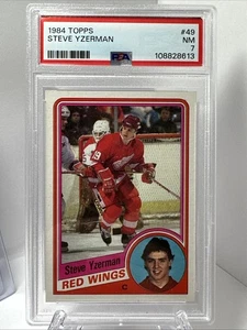 1984-85 Topps- Steve Yzerman #49 (RC) PSA 7 HOF Detroit Red Wings appena classificato - Foto 1 di 2