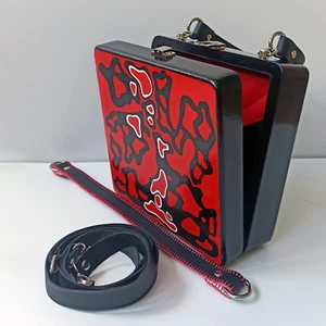 Handgefertigte Schultertasche aus Sperrholz in schwarz und rot handbemalt mit Acrylfarben - Bild 1 von 10
