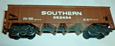 Maisto On Track Southern (SOU) Collectible Train Car Toy Diecast - Image 1 of 4