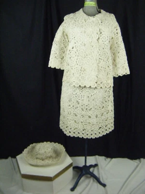 APICELLA CREATIONS De Colección Años 60 Beige Crochet Rafia Jkt/Falda/Sombrero-Busto 39/Cintura 29 Foto 1 de 4