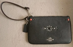 Cartera de muñeca COACH para mujer de cuero granulado negra con tachuelas/350 - Imagen 1 de 7