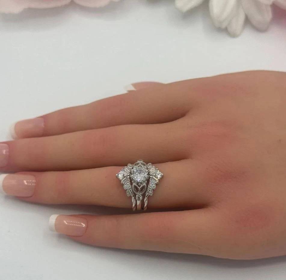 Conjunto de anillo de boda de moissanita de oro blanco de 14 quilates de 2,55 quilates redondo y corte baguette Foto 1 de 4