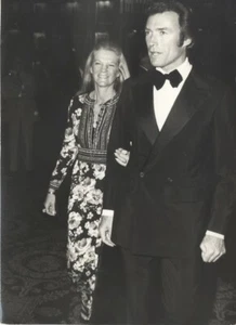Clint Eastwood & wife Candid AFI Awards Original 7x9 Photo Stamped Snipe 1973 - Imagen 1 de 2