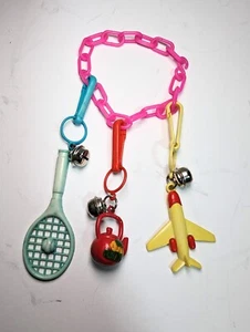 Vintage 1980er Kunststoff Clip-On Glocke Bettelarmband FLUGZEUG TENNIS TEEKESSEL - Bild 1 von 4