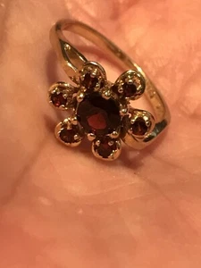 VIKTORIANISCHER ANTIKER RING 10 K GELBGOLD FACETTIERTE GRANATE GOTHIC; Größe 6 - Bild 1 von 9