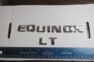 Chevrolet Equinox LT 2005-2015 emblema letras cromadas de fábrica envío gratuito - Imagen 1 de 4