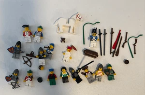 Lego Mini Fig Lotto Castello Pirata e Foresta Uomini Cavallo Frusta Remo Elmetto Cappello Scudo - Foto 1 di 7