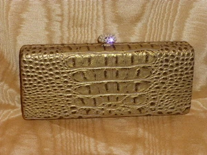 Geprägte dezente goldene Kunstleder Minaudiere mit elegantem Kristallclip, Neu! - Bild 1 von 11