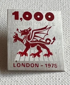 1000 WELSH VOICES LONDON 1978 VERY RARE VINTAGE PIN BADGE WELSH LION ON KEYBOARD - Picture 1 of 3