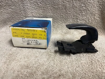 NOS FORD E2GZ-6721818-A 1982 ESCORT RH PASSENGER FRONT DOOR LATCH ASSEMBLY Foto 1 de 4