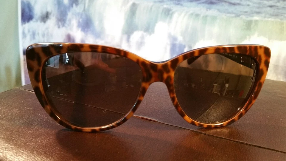 DNKY Tortoises Ladies Sunglasses. EUC - Image 1 of 4