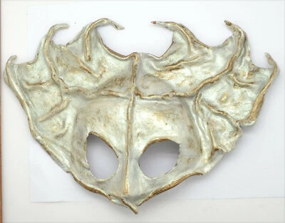 Máscara de cuero plateada metálica de fantasía Mardi Gras Mascarada - Hecha a mano  Foto 1 de 4