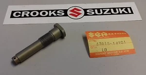NOS 43915-14101 RM125 / 250 / 465 Original Suzuki obere Kettenrollenschraube - Bild 1 von 5