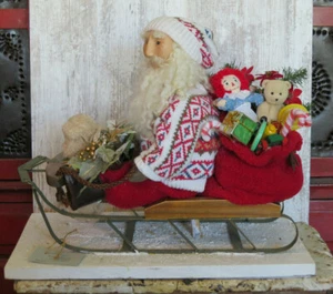 Bambola Babbo Natale primitiva su slitta con giocattoli Susan Kay originale unica nel suo genere - Foto 1 di 11