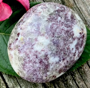 PIEDRA DE PALMA CURATIVA CRISTAL MICA LEPIDOLITA PÚRPURA NATURAL BRILLANTE 97,5 g Suecia - Imagen 1 de 5