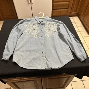 Camisa Jean, Denim Ligero Con Elegantes Piedras Transparentes Y Perlas/Talla Pequeña MAURADA - Imagen 1 de 6